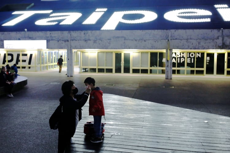 Con 24 millones de habitantes, Taiwán sólo tiene 329 casos de COVID-19, una excepción global. (REUTERS/Ann Wang)