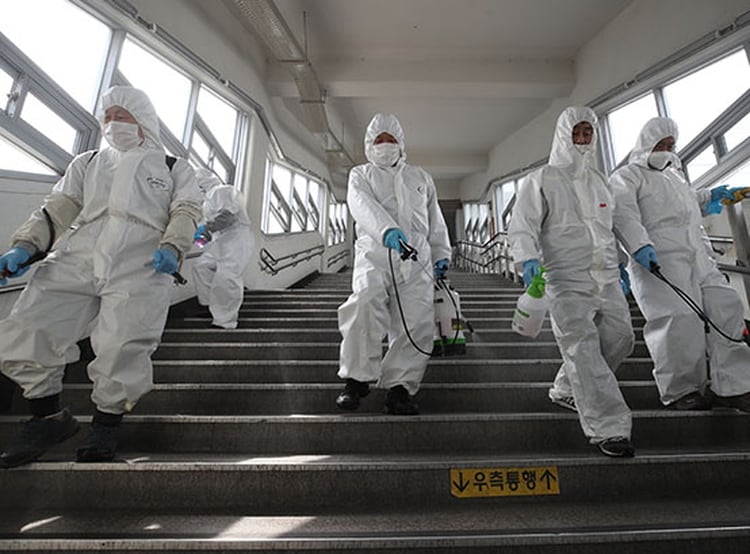 En las grandes capitales donde hubo muchos infectados se desinfectaron las calles y lugares públicos para prevenir la propagación del coronavirus COVID-19. Aquí una estación de Metro en Seúl (Foto YONHAP / AFP)