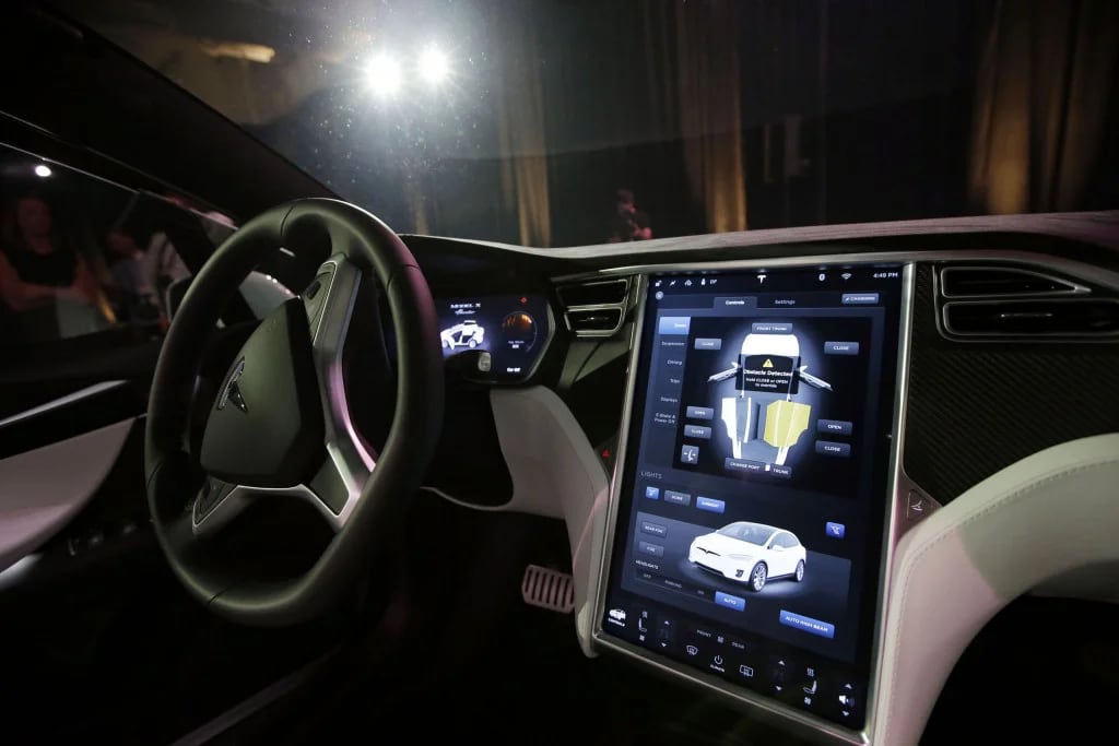 Interior del modelo Tesla X (AP)