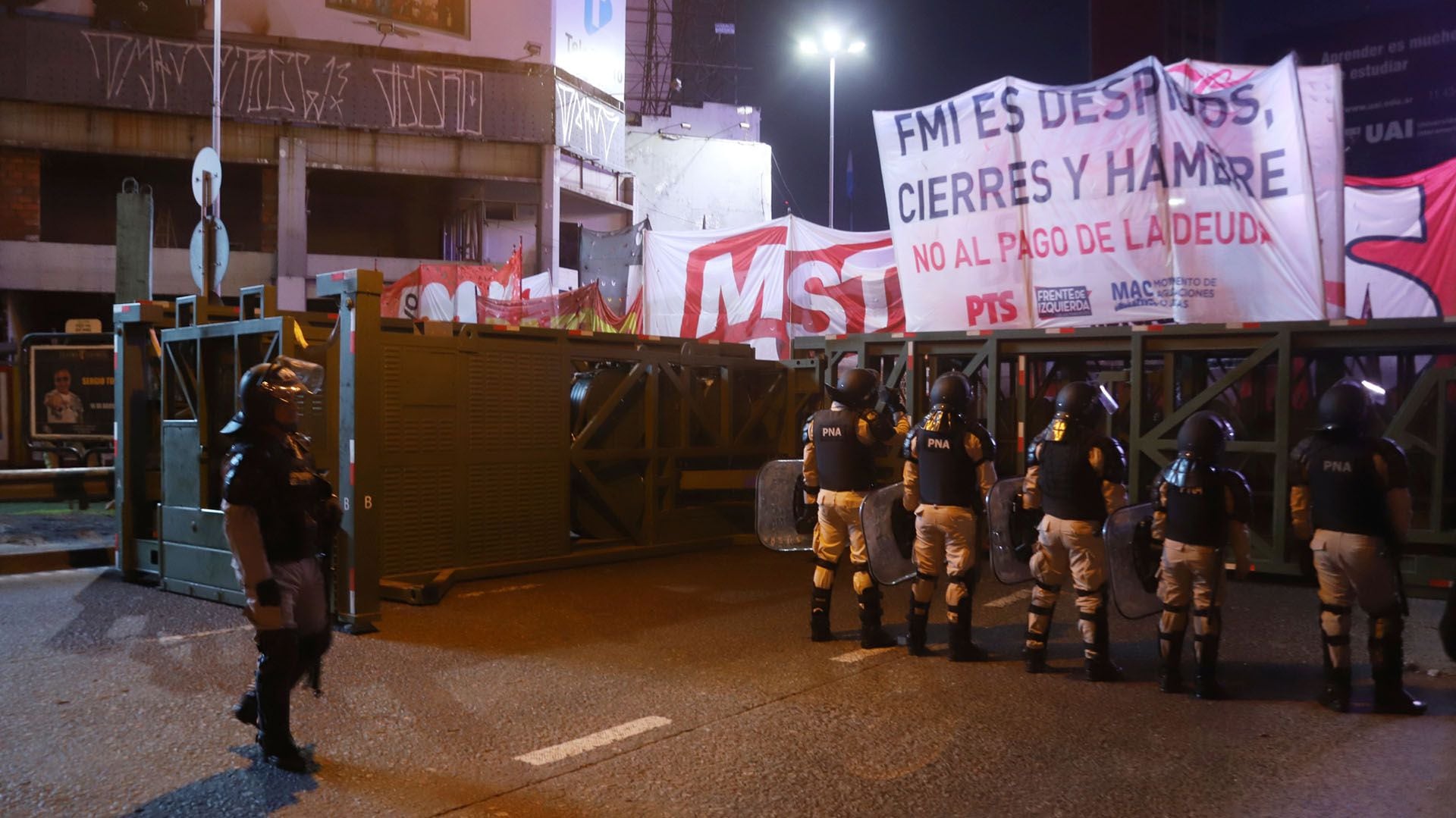 Subida al Puente Pueyrredón. Efectivos de Prefectura impiden que los manifestantes crucen hacia la Ciudad de Buenos Aires
