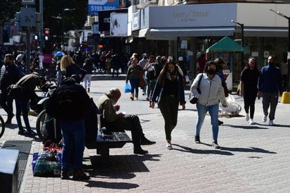 El cielo despejado contribuye a que cientos de personas puedan disfrutar al aire libre aún cuando eso todavía representa un riesgo. La peatonal de Quilmes, escenario de masivos paseos familiares 