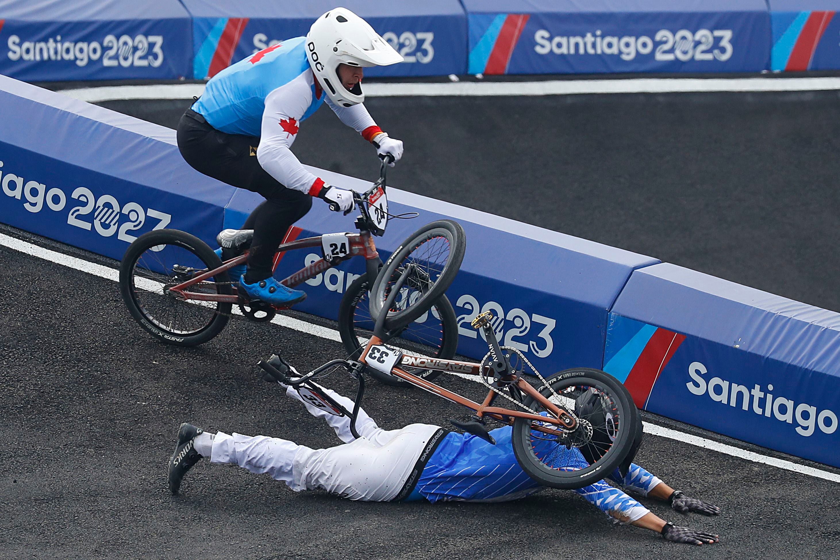 Gonzalo Molina de Argentina cae durante la carrera clasificatoria BMX en el Parque PenalolenFoto de Sebastian Cisternas / Santiago 2023 va Photosport