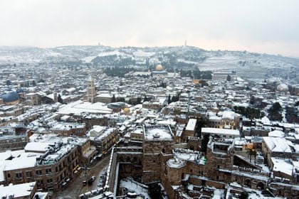 Los techos de la ciudad vieja de Jerusalén cubiertos de nieve, el 18 de febrero de 2021. Fotografía tomada con un dron. REUTERS / Ilan Rosenberg