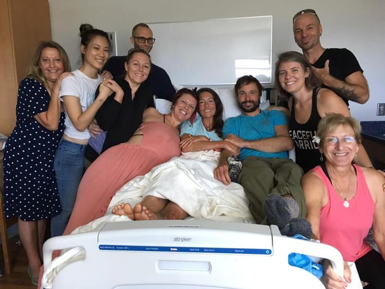 Eller, ya en una cama de un hospital de la zona, con su familia (Foto: Javier Cantellops)