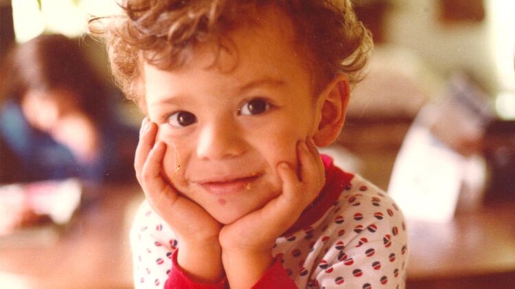 Leonardo Fossati de pequeño. Nació el 12 de marzo de 1977 en la cocina-maternidad de la Comisaría Quinta de La Plata. Los carceleros permitieron que su mamá lo tuviera con ella, en su celda, durante cinco días, y luego se lo llevaron