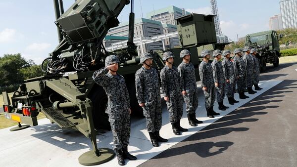 Fuerzas japonesas formadas delante de una batería de misiles Patriot norteamericanos (Reuters)