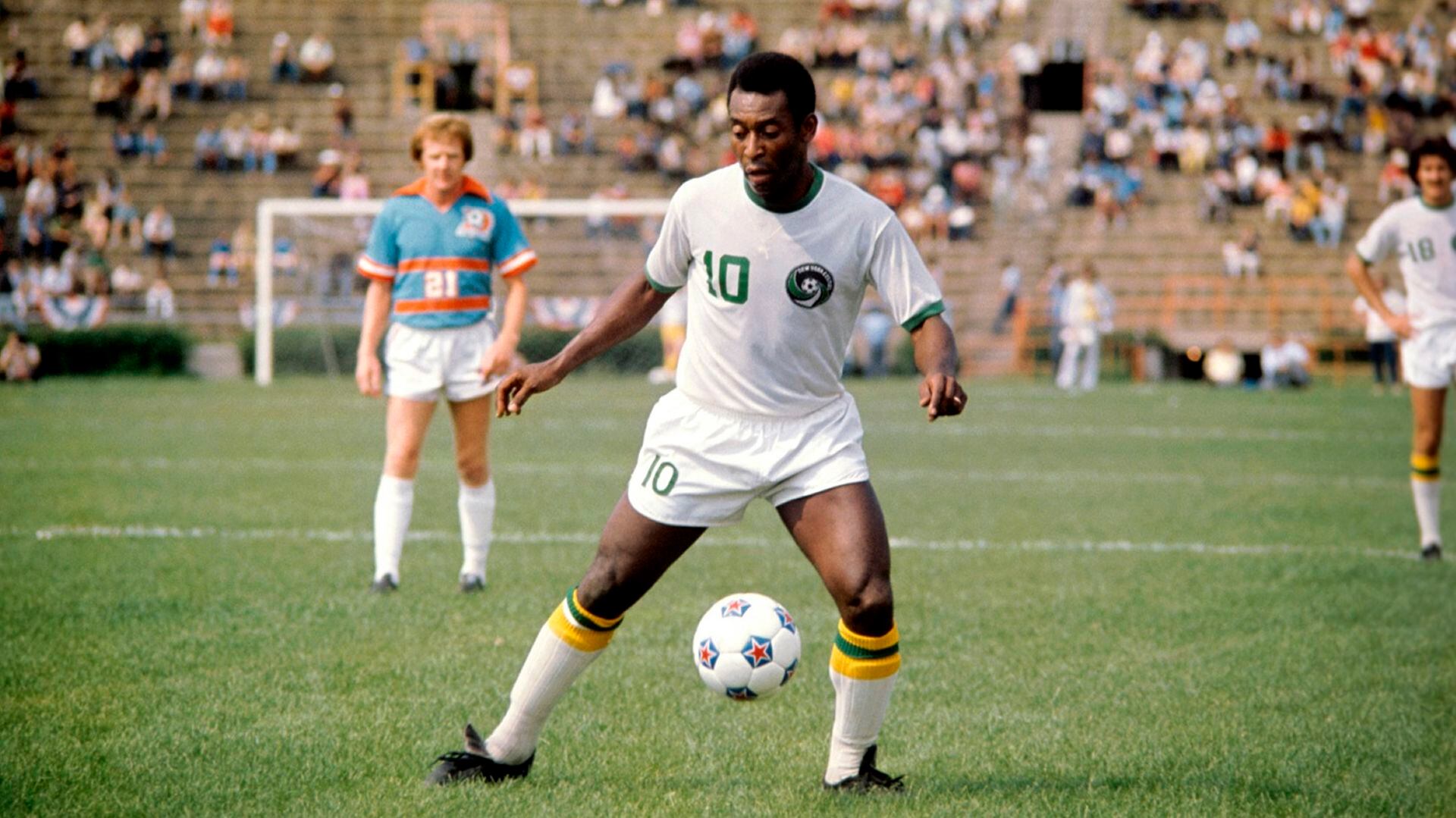Pelé en el Cosmos de Nueva York, última etapa de su carrera como futbolista, para difundir el fútbol a todos los rincones
