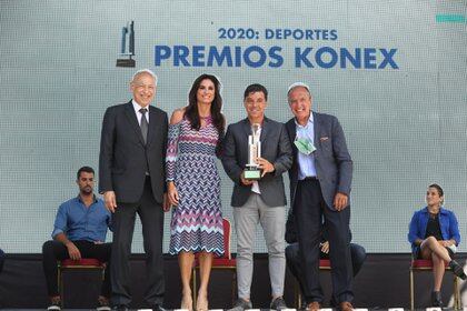 Luis Ovsejevich, Gabriela Sabatini y Hugo Porta le entregaron el premio al mejor técnico argentino a Marcelo Gallardo (Maximiliano Luna)