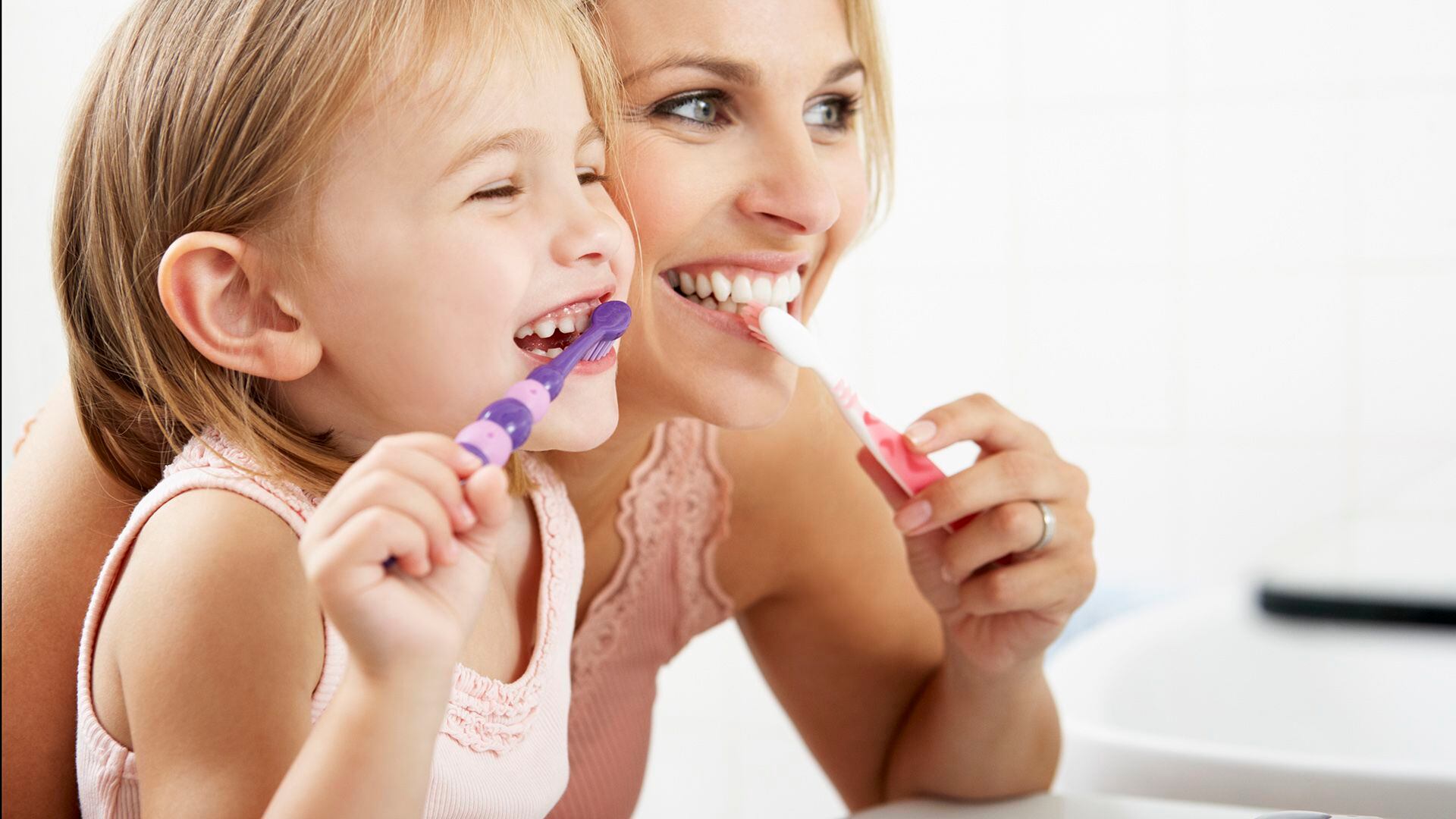 El estudio destaca la importancia de la supervisión de dentistas en la aplicación de tratamientos preventivos (Getty)
