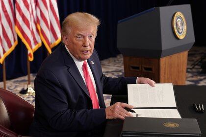 Donald Trump firma un decreto ejecutivo con ayuda económica extra ante la crisis del coronavirus. REUTERS/Joshua Roberts