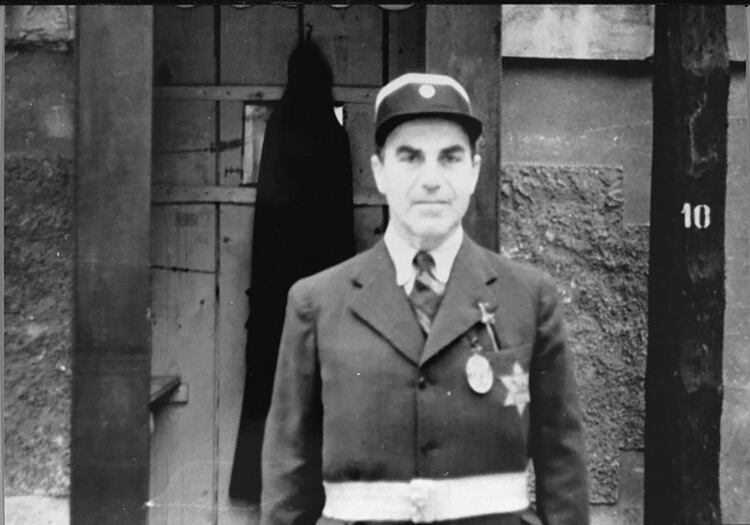 Un policía judío durante la visita de la Cruz Roja Internacional al gueto de Theresienstadt. Las SS engañaron a la delegación y le hicieron creer que el lugar era un asentamiento judío autónomo (The Holocaust Encyclopedia)