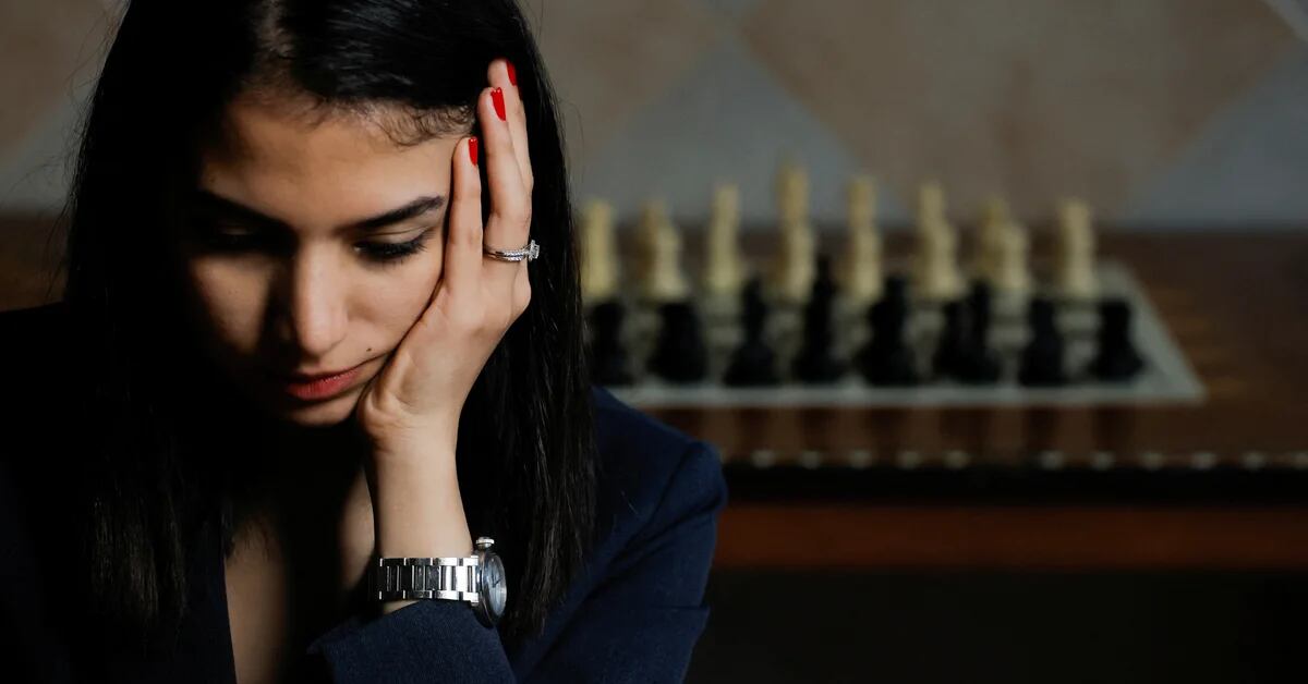 The fear of the Iranian chess player who took refuge in Spain for having played without a veil: “The government could persecute us in other countries”