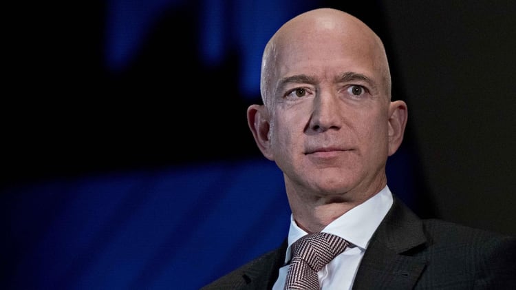 Jeff Bezos, fundador de Amazon, lidera la tabla de los más ricos del mundo desde 2018.