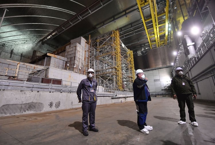 Luego de 12 años construyendo el nuevo sarcófago que reemplazará el contenedor original, los trabajadores de SSE Chernobyl NPP enfrentan su siguiente desafío: desmantelar la antigua estructura (AFP)