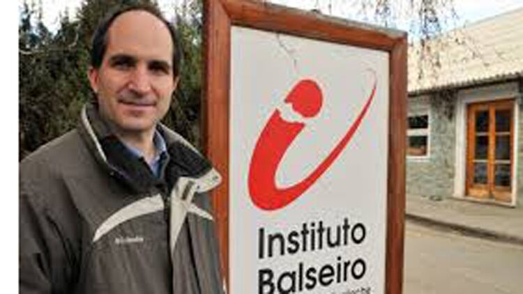 Maldacena egresó de la carrera de Licenciatura en Física del Instituto Balseiro de San Carlos de Bariloche, en 1991