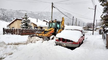 Muchos usuarios compartieron en redes sociales fotos de casas y autos completamente cubiertos por la nieve (Twitter: @lfsur)