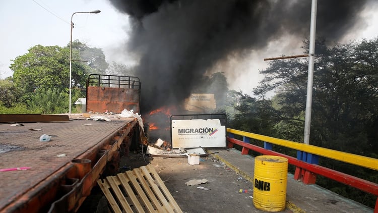 Un camión que transportaba ayuda humanitaria fue incendiado por el régimen de Nicolás Maduro  (REUTERS/Marco Bello)