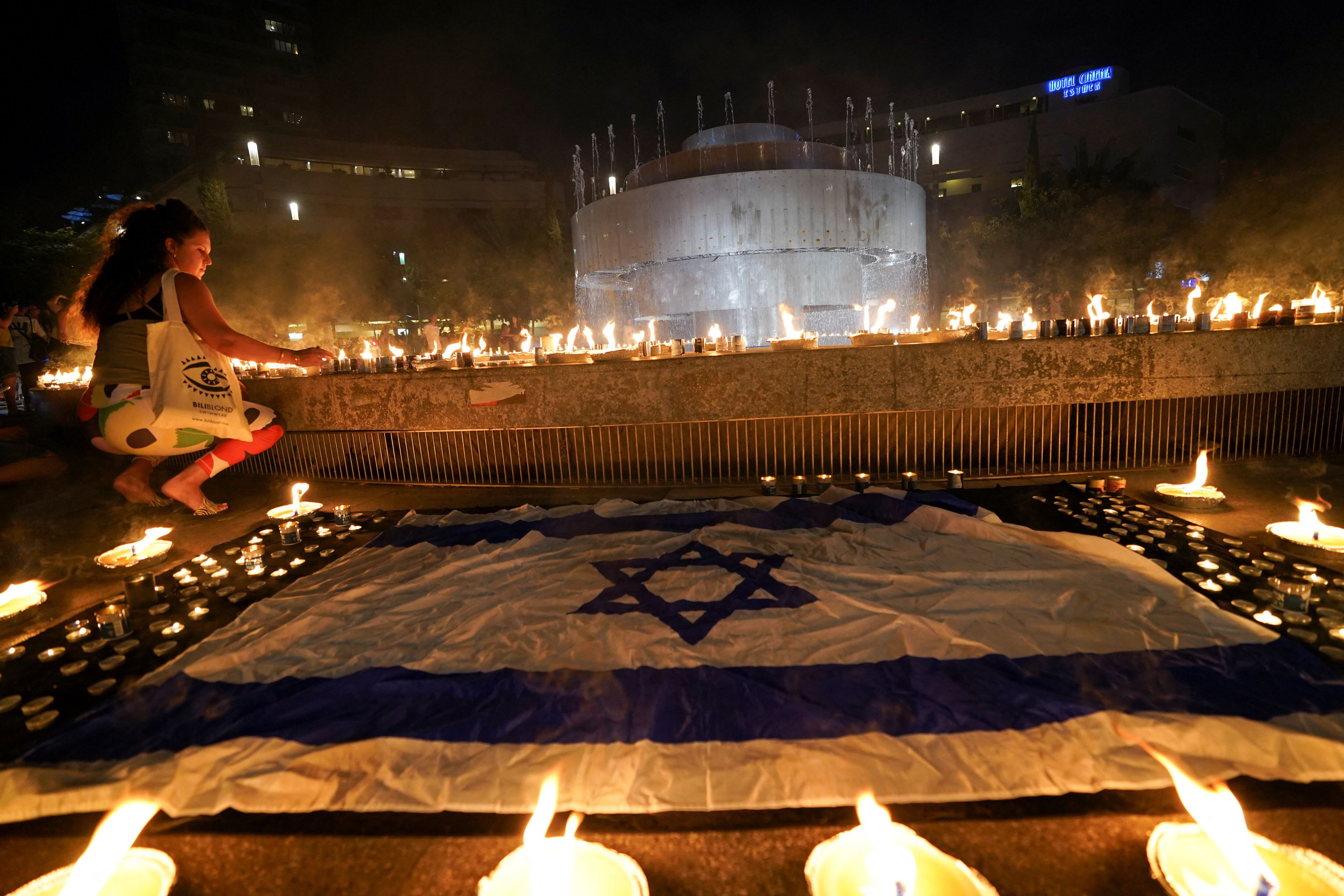 Vigilia en Tel Aviv por las víctimas del ataque (Reuters)