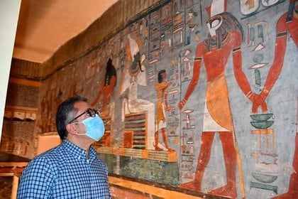 El ministro de Turismo y Antigüedades de Egipto, Khaled al Anani, en la tumba de Ramses I