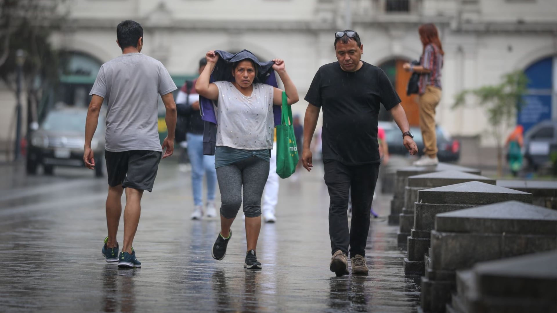 El Senamhi advierte sobre la continuidad de lluvias en Lima Metropolitana, extendiéndose hasta el 2 de marzo, con mayor incidencia en los distritos del este y norte. (Andina)