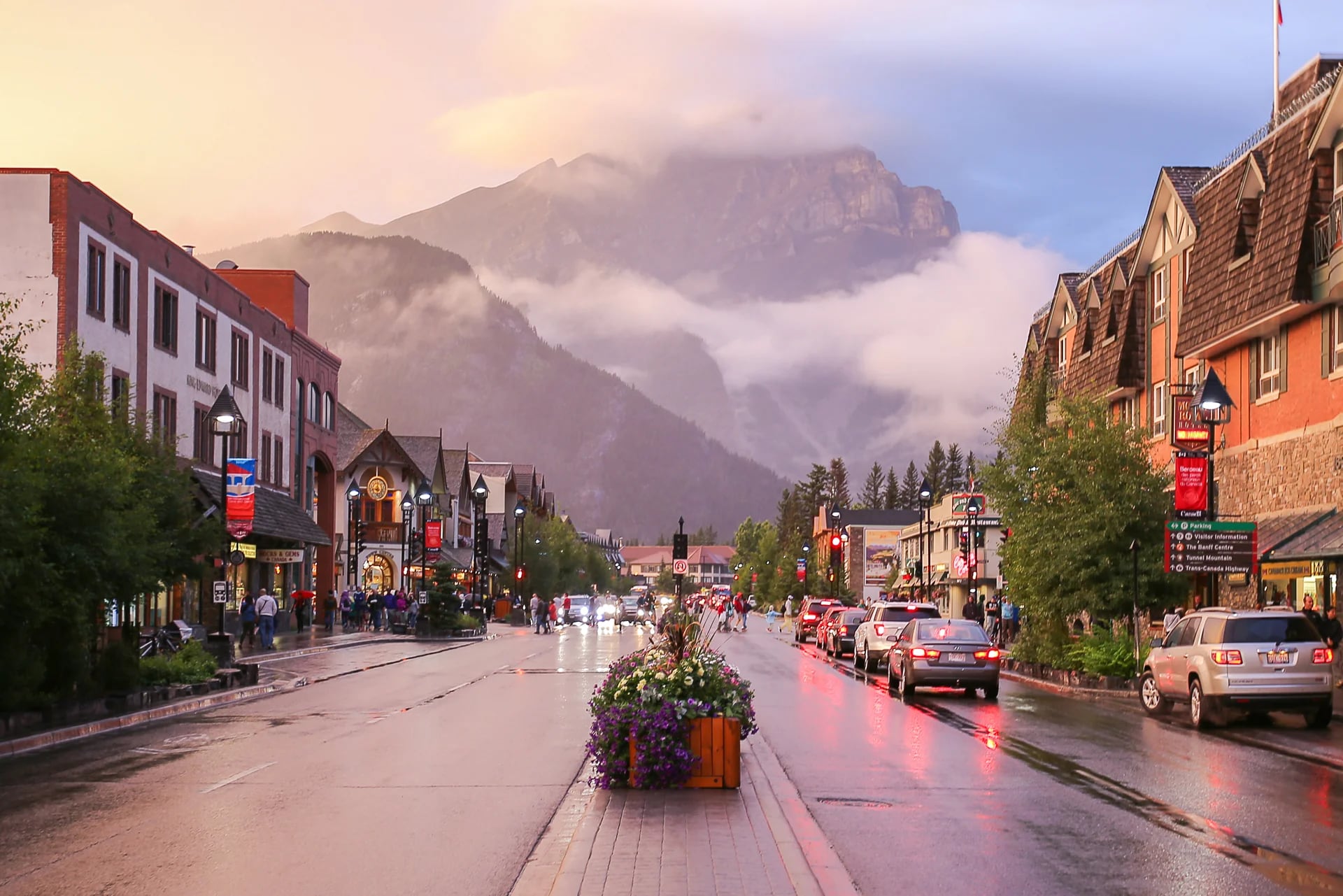 Banff se ubica en Canadá. Es un destino popular por la época de ski en invierno, las boutiques, sus cafés y más de 200 restaurantes para disfrutar (Istock)