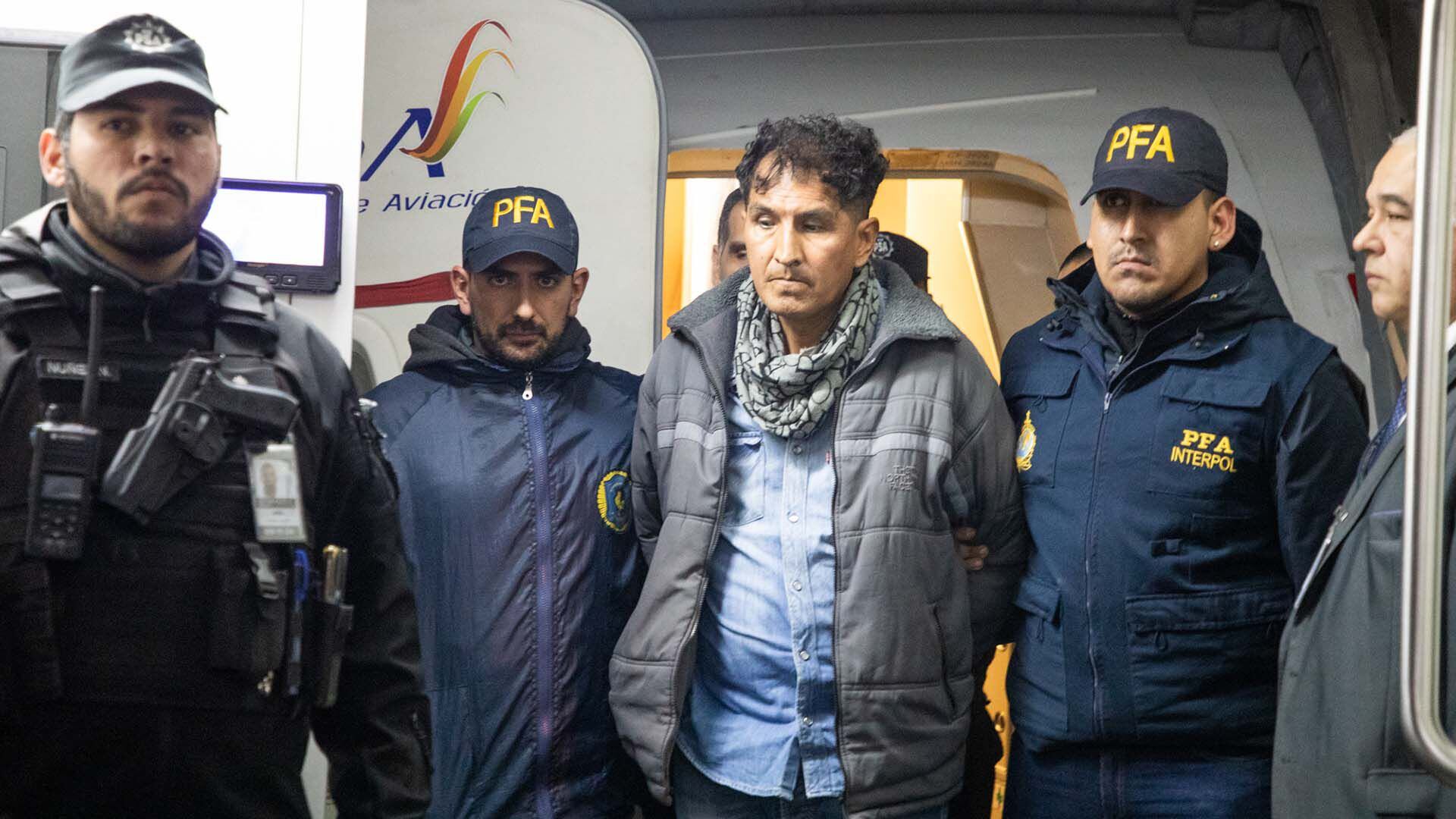 El taxista al salir del vuelo que lo trajo al país este jueves a la madrugada
