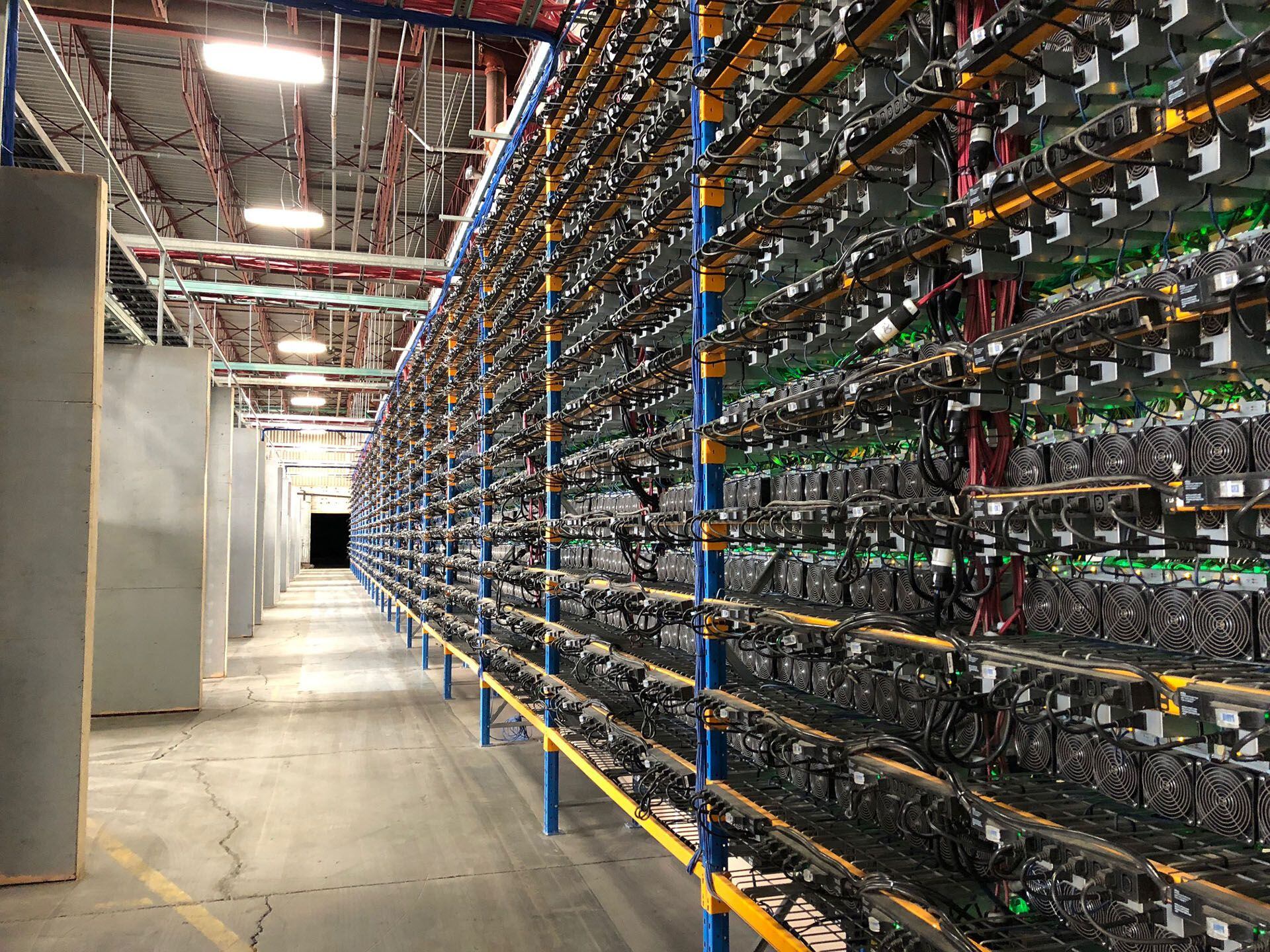 Racks de equipos de criptominería en una granja de criptominado