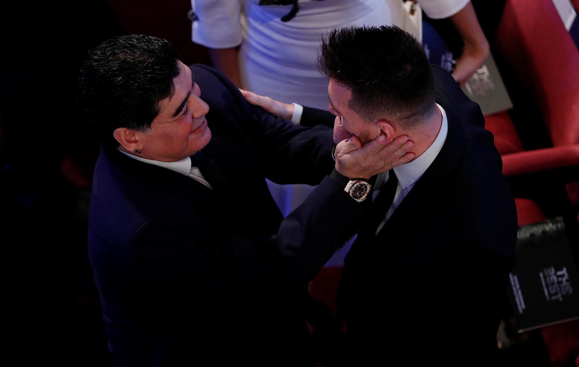 El cariñoso gesto de Diego con Messi: lo había dirigido en el Mundial de 2010 (Reuters/John Sibley)