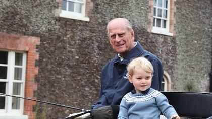 El duque de Edimburgo con su bisnieto George, hijo del príncipe William y Kate Middleton