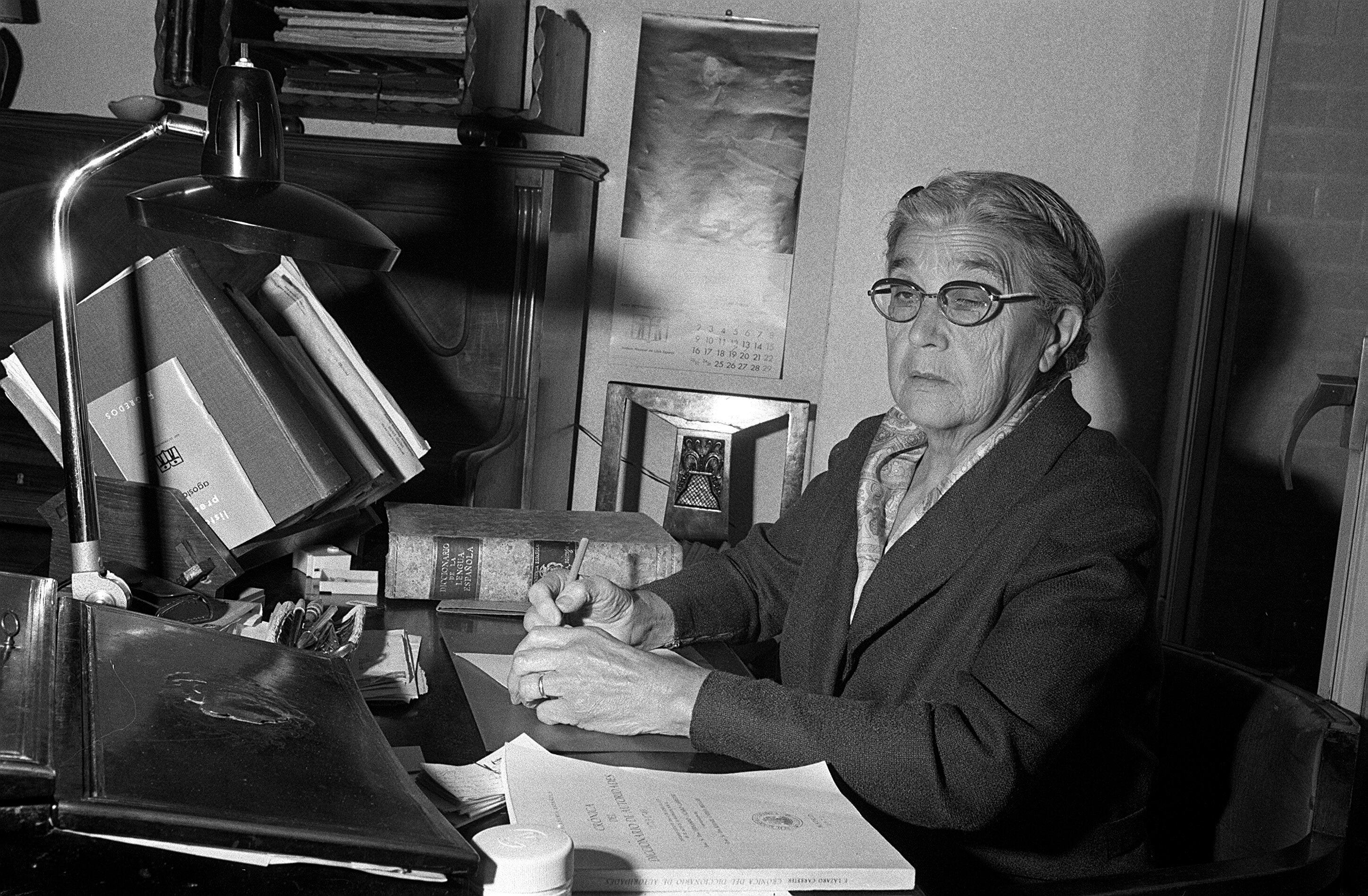 La Escritora y lexicógrafa, María Moliner, aparece en su despacho mientras elabora su "Diccionario de uso del español", es recordada este lunes en el VI Día de las Escritoras. EFE