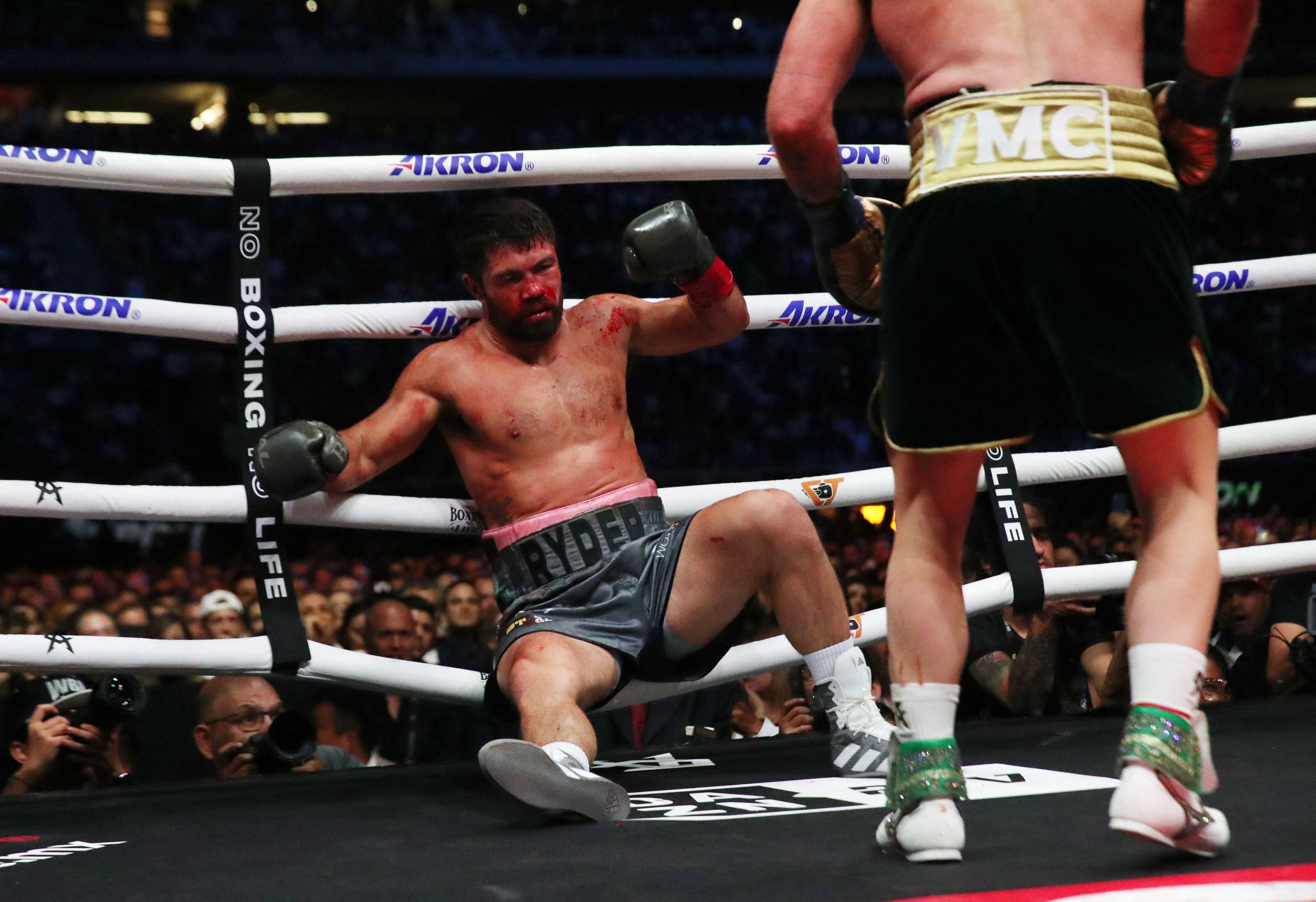 Canelo Álvarez no pudo noquear a John Ryder en su pelea al interior del Estadio Jalisco (Reuters/Henry Romero)