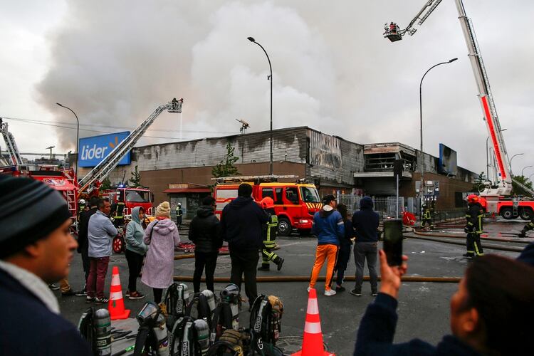 Bomberos extinguen un incendio en un supermercado (AFP)