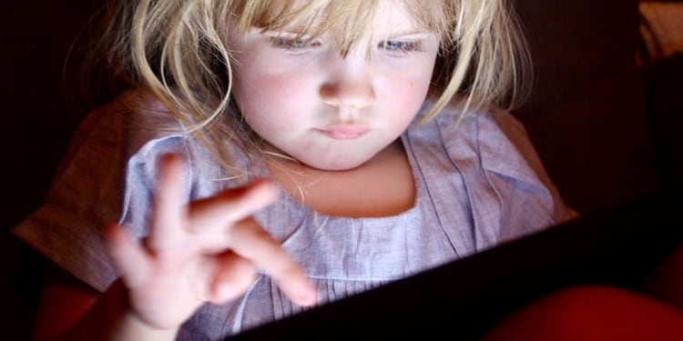 Las pantallas también son nocivas para el buen descanso de los más chicos (Shutterstock)