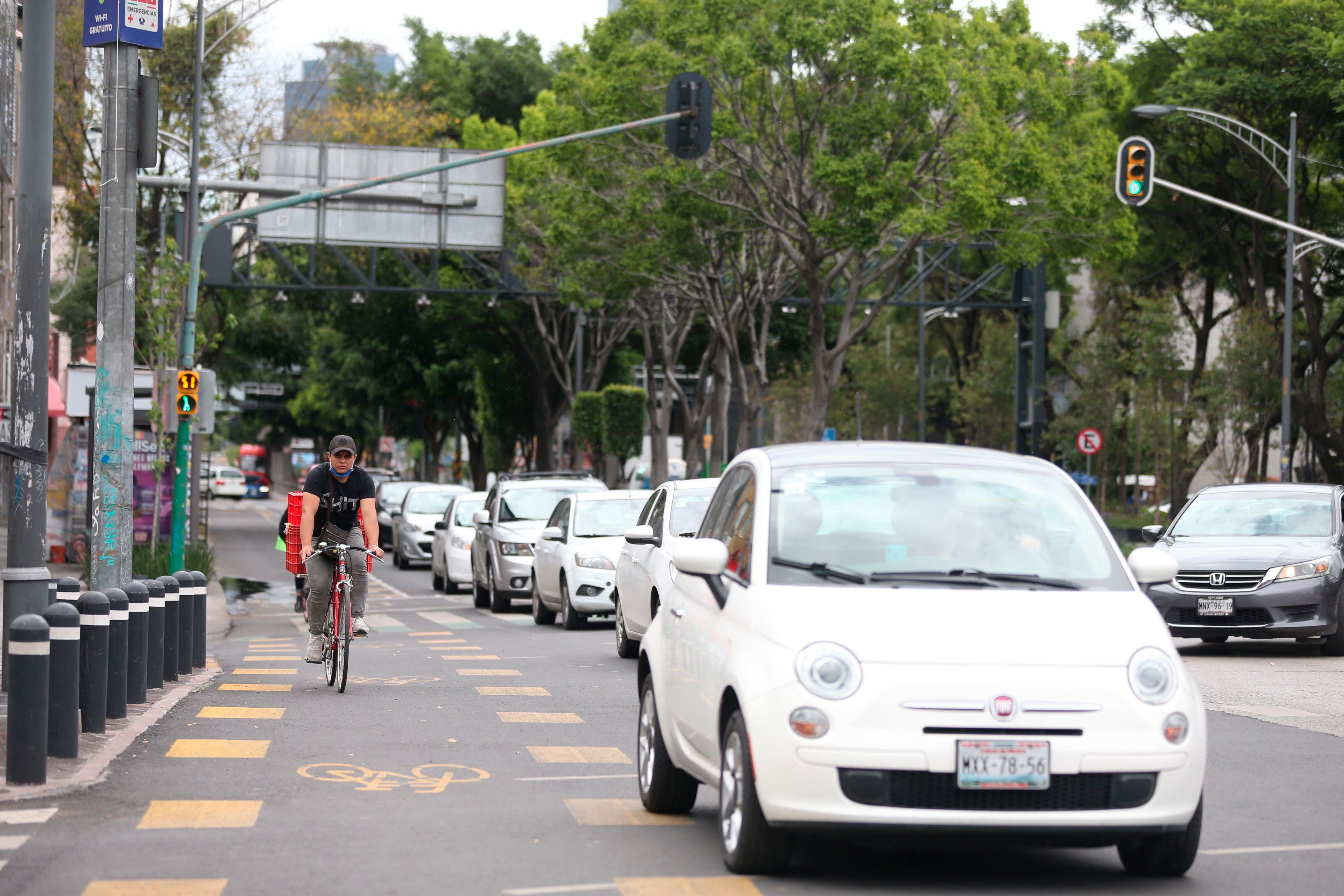 La reducción de la velocidad máxima favorecería el uso seguro de las bicicletas en calles de una sola mano, donde no hay espacio para bicisendas o ciclovías