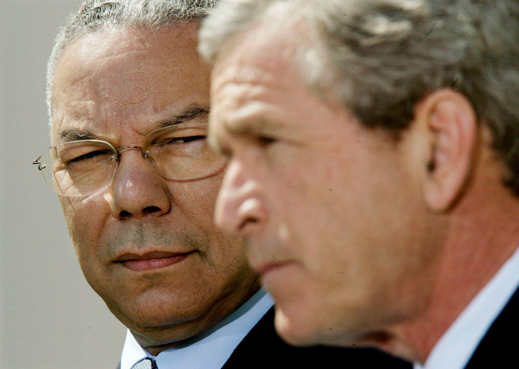 Bochorno: el general Colin Powell, secretario de Estado del presidente George W. Bush, les recordó a los K que la Argentina estaba en condiciones de ejercer un liderazgo de concepto en la región (Foto archivo, Powell y Bush en abril de 2002. REUTERS/Kevin Lamarque KL/MMR/)
