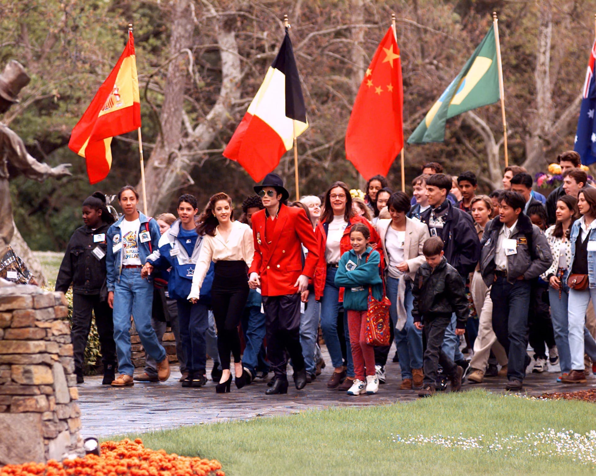 Michael Jackson y Lisa Marie Presley caminando con un grupo de chios que fueron invitados a su casa Neverland Ranch, en Santa Ynez, California (Abril de 1995)