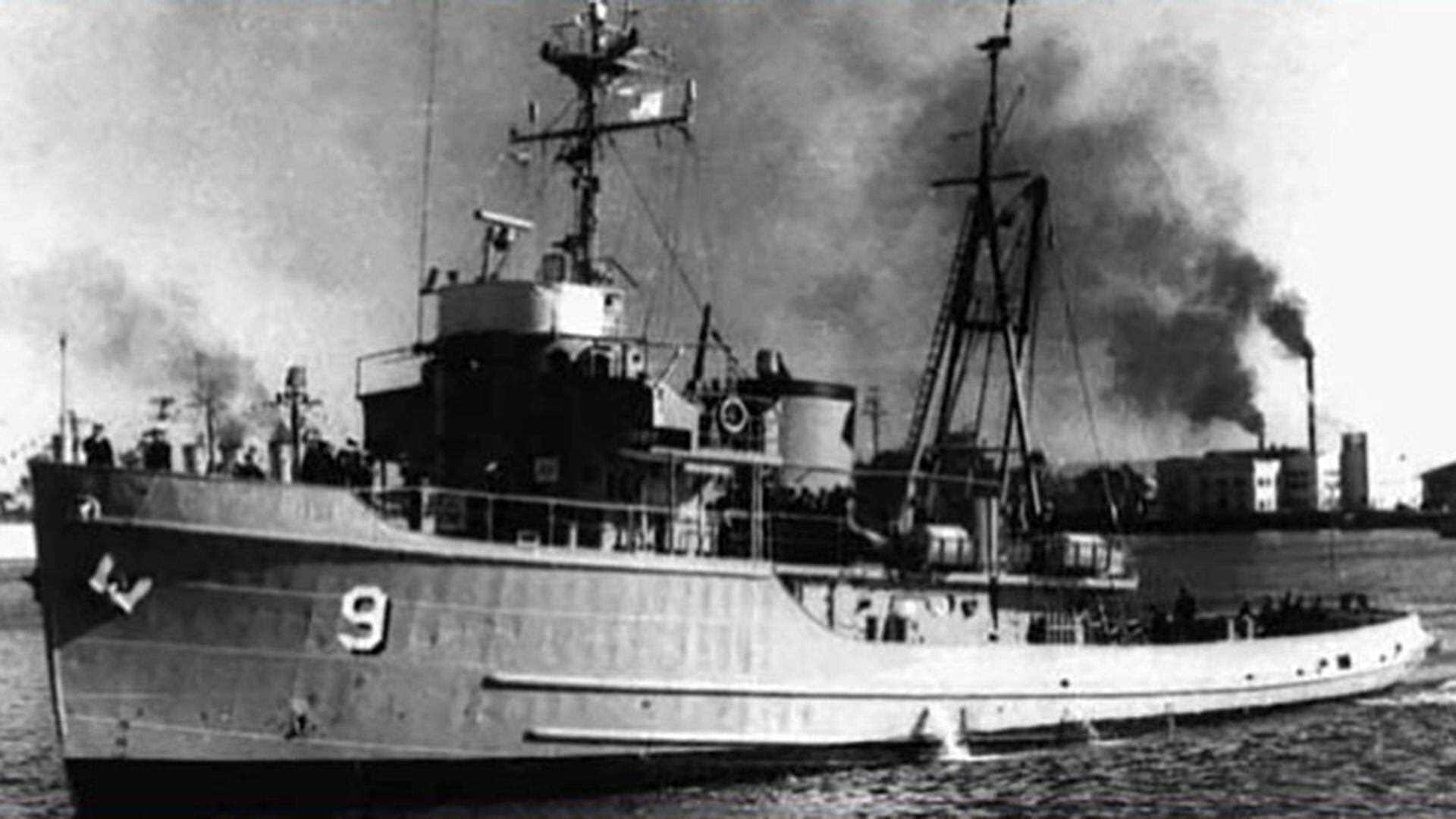 El aviso ARA Alférez Sobral, nave de búsqueda y rescate, recibió los disparos de un cañón antiaéreo y luego e fue atacado por misiles. Ocho tripulantes murieron, incluido el comandante de la nave, capitán de corbeta Sergio Gómez Roca