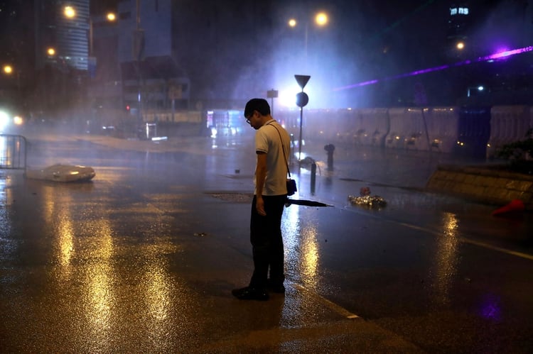 Un manifestante mira el suelo sobre el final de la marcha (REUTERS/Athit Perawongmetha)