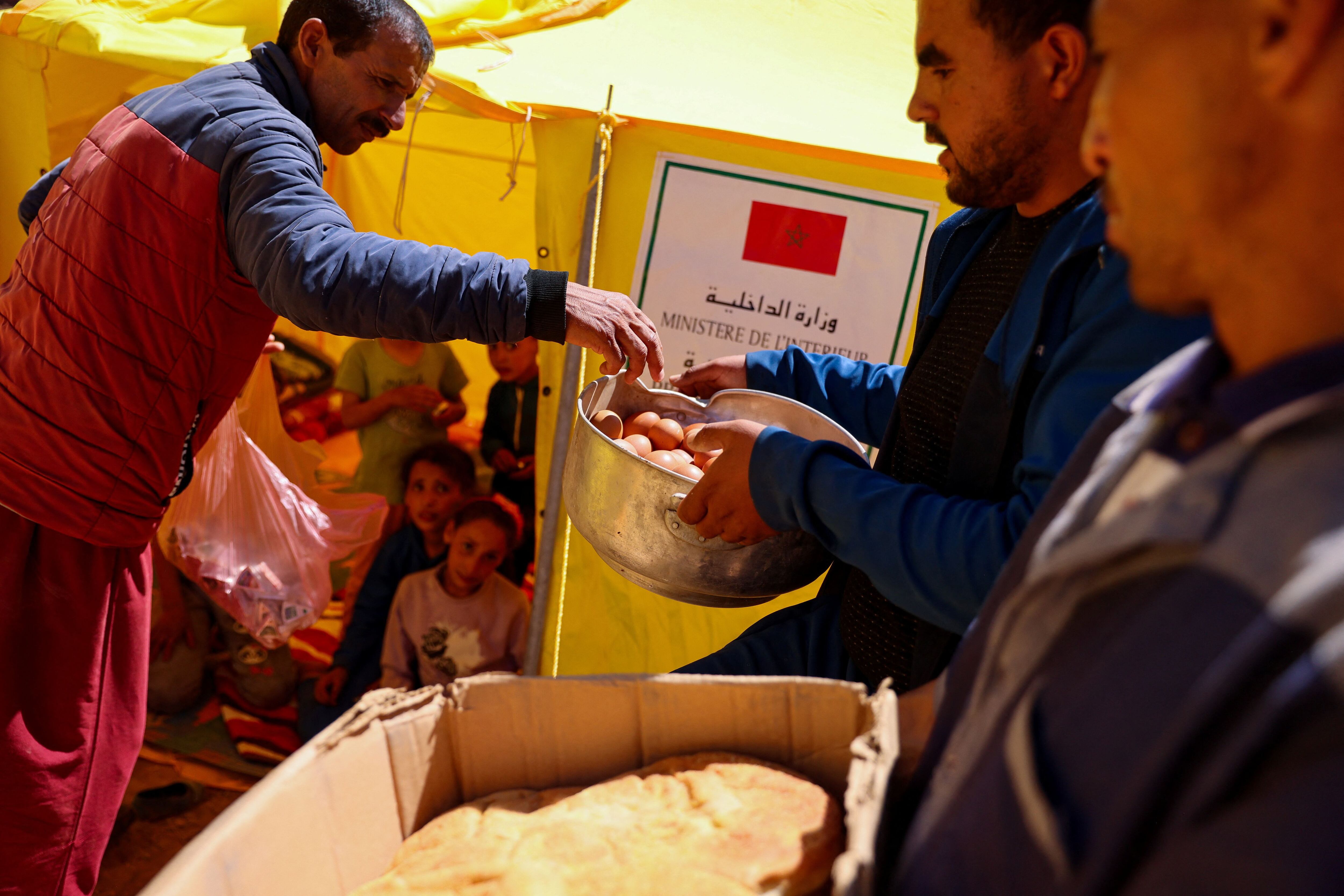 Las fuerzas de seguridad marroquíes instalaron tiendas amarillas para los sobrevivientes que se quedaron sin hogar (REUTERS/Nacho Doce)