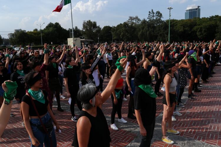Jóvenes se dieron cita en la explanada de Rectoría para pasar lista de las compañeras estudiantes de la UNAM que han sido asesinadas a manos de la violencia machista (Foto: Galo Cañas/Cuartoscuro)