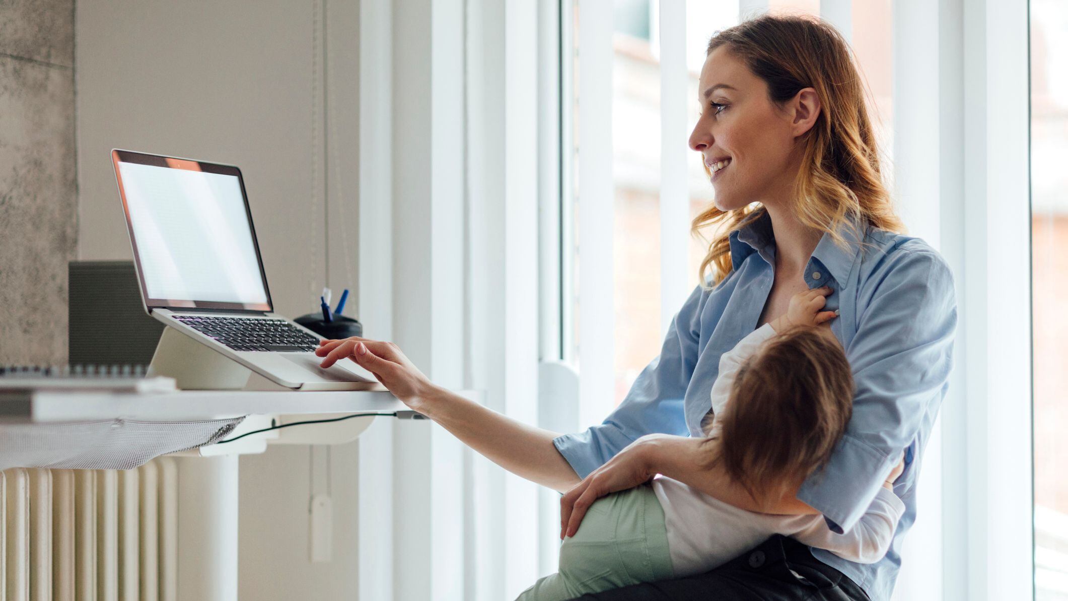 Es fundamental que los lugares de trabajo cuenten con instalaciones cómodas para amamantar (Getty)
