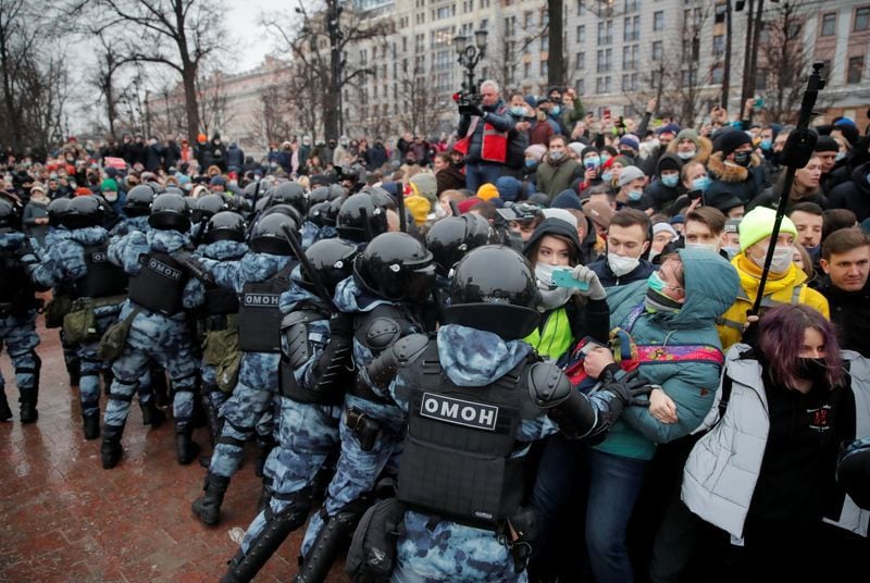 Agentes de las fuerzas del orden empujan a la gente durante una concentración en apoyo del líder opositor ruso encarcelado Alexei Navalny en Moscú, Rusia, el 23 de enero, 2021. REUTERS/Maxim Shemetov