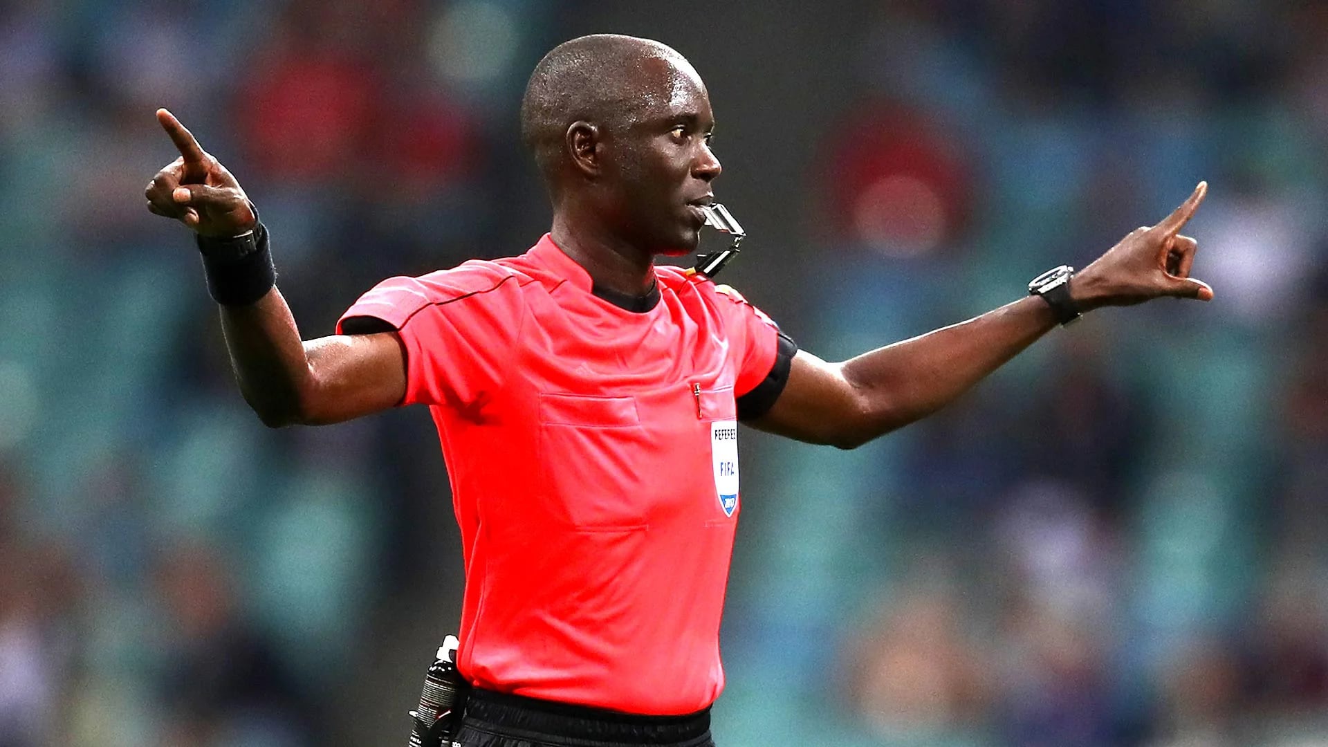 Bakary Papa Gassama, de Gambia, fue el árbitro del partido (Getty Images)