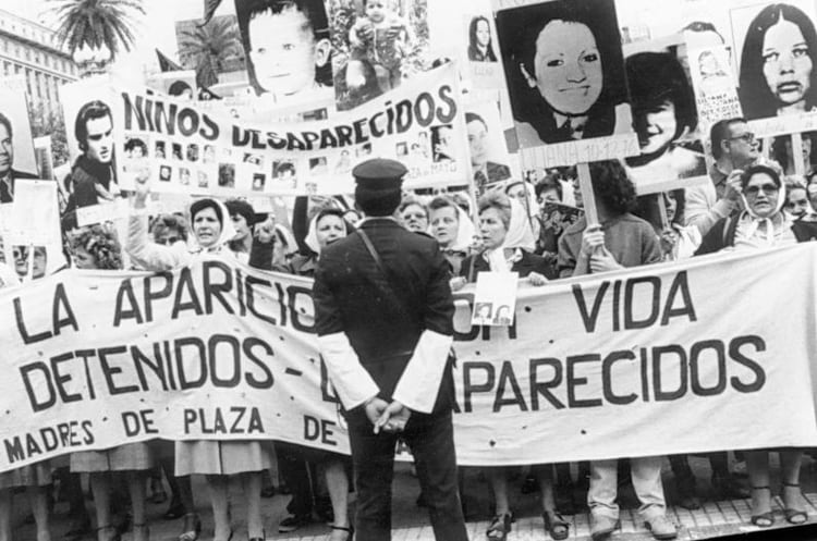 Las fundadoras de las Abuelas de Plaza de Mayo fueron 12 madres y abuelas de desaparecidos: Mirta Acuña de Baraválle, Beatriz H. C. Aicardi de Neuhaus, María Eugenia Casinelli de García Irureta Goyena, Eva Márquez de Castillo Barrios, Chicha Mariani (1923-2018), Delia Giovanola de Califano, Clara Jurado, Leontina Puebla de Pérez, Raquel Radio de Marizcurrena, Vilma Delinda Sesarego de Gutiérrez, Haydee Vallino de Lemos, Alicia Licha Zubasnabar de De la Cuadra. (Abuelas)