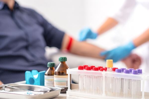 El plasma se obtiene a través aféresis, un procedimiento que consiste en la separación de los diferentes componentes de la sangre (Shutterstock)