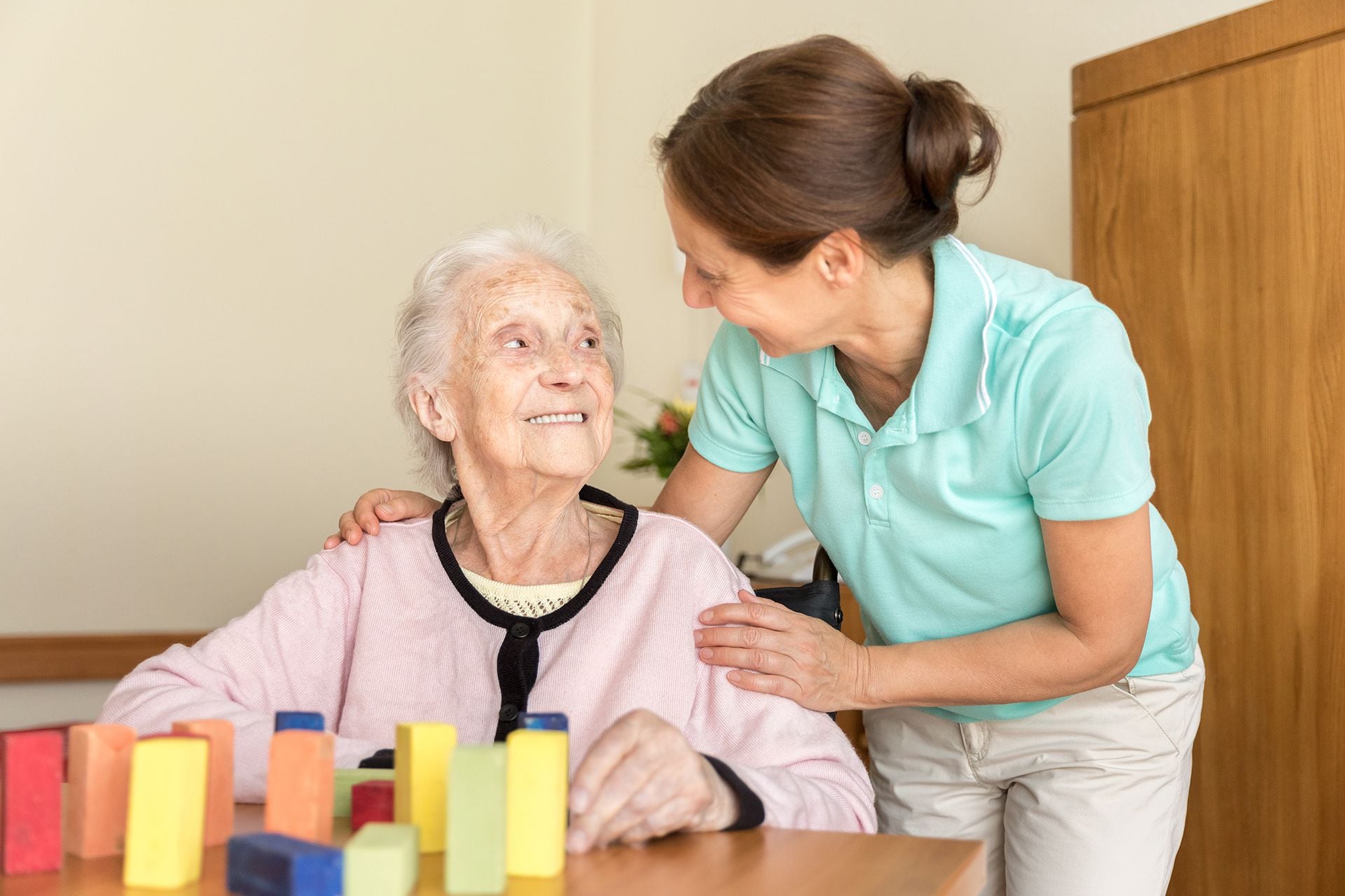 El principal factor de riesgo de la enfermedad es la edad, con una prevalencia del 5% en personas de 70 años y de 30% en aquellas que tienen 85 años (Getty Images)