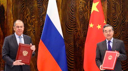 China y Rusia piden reunión de miembros permanentes de Consejo Seguridad ONU. En la foto pueden verse a los cancilleres de ambas naciones, Sergei Lavrov y Wang Yi (EFE)