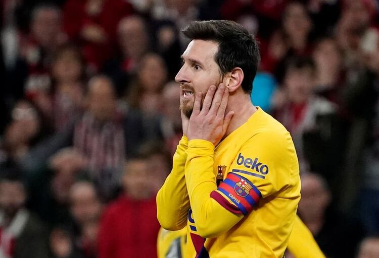 Foto del jueves de un abatido Lionel Messi tras la derrota del Barcelona. 6 de febrero de 2019. REUTERS/Vincent West