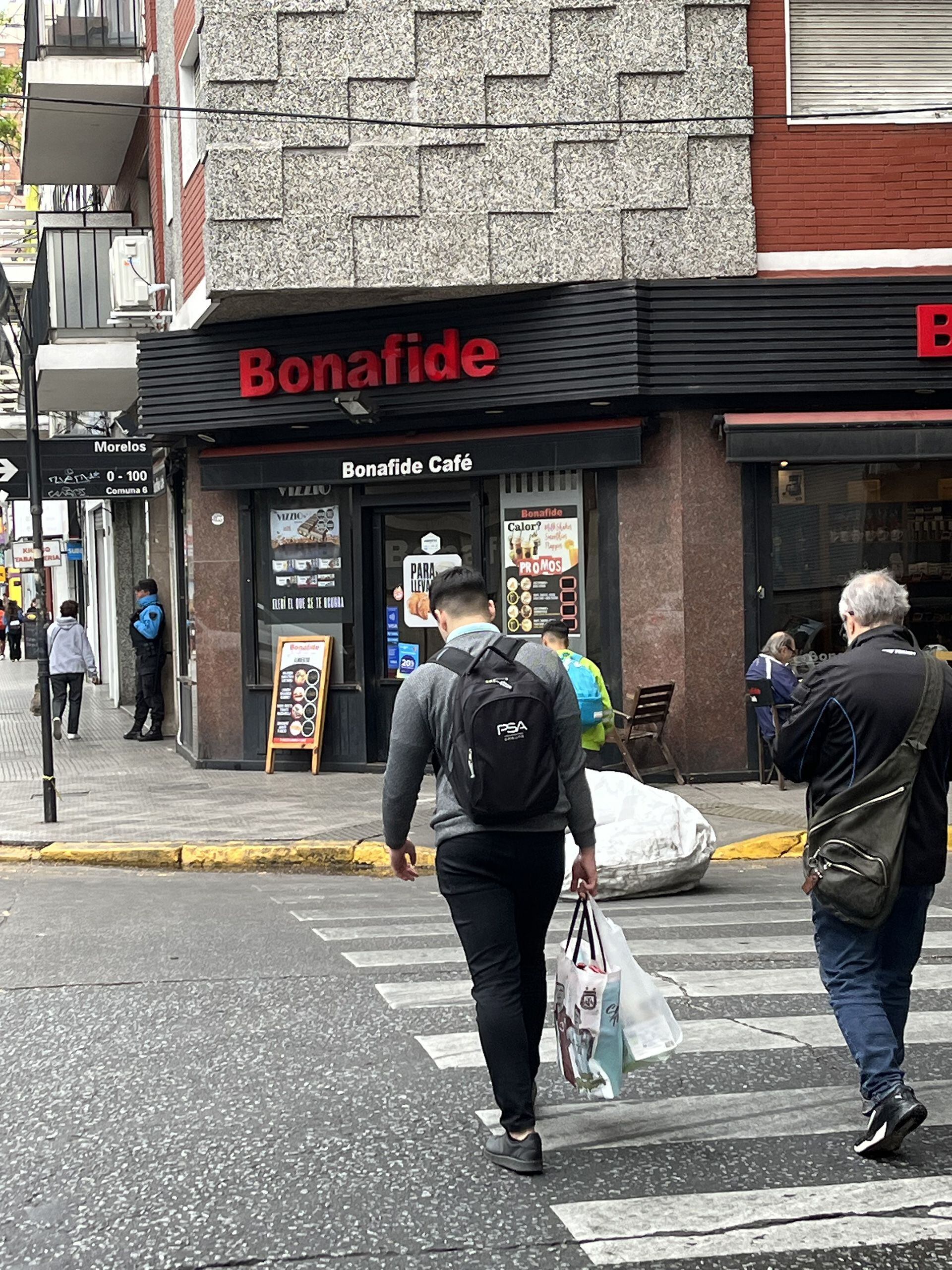 En la esquina de rivadavia y Morelos ya no está el local de Confort Lambaré, una casa de alfombras y papeles de revestimiento, sino un moderno Bonafide