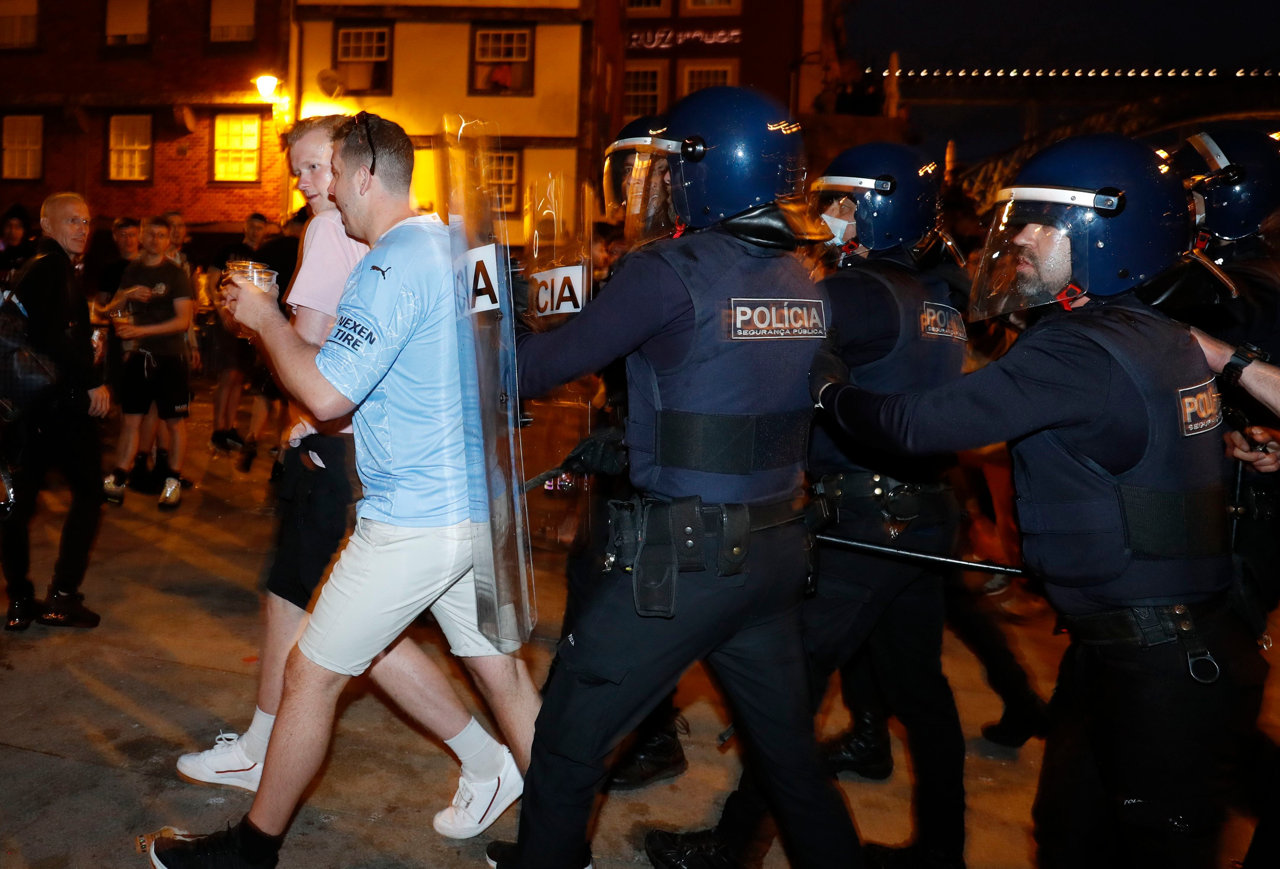 Durante la noche reinaron los conflictos ya que desde las 22:30 hay toque de queda en Oporto (Foto: REUTERS)